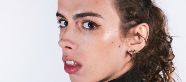 la cara de l'Adela sense ulleres i amb el cabell recollit mirant a càmera